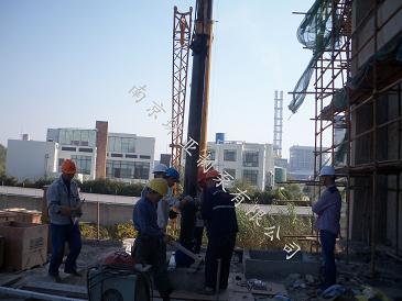 揚水管.jpg 南京龍?zhí)端畯S用 300RJC185-12*4長軸深井泵指導(dǎo)安裝完畢(圖1)